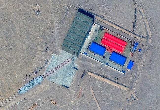 Çin'in çöllerde inşa ettiği deva maketler uydu fotoğraflarında net görülüyor.